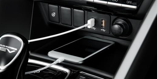 Afbeelding van de USB aansluiting in de middenconsole van de Eclipse Cross PHEV