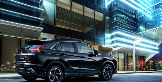 Schuin zijaanzicht van de Eclipse Cross PHEV geparkeerd voor een gebouw in de stad